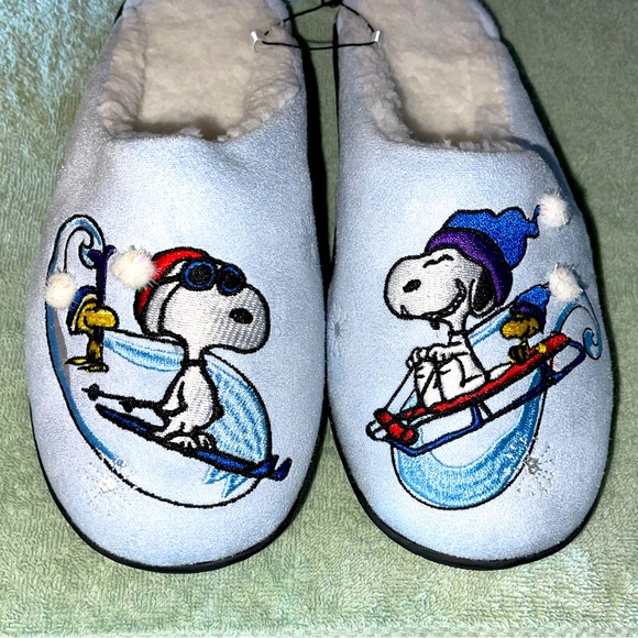 ✨HP✨ “PEANUTS” NWT SNOOPY SOFT SKIING SLIPPERS BY VERA BRADLEY, SHOE SIZE 5-6 - Picture 7 of 8